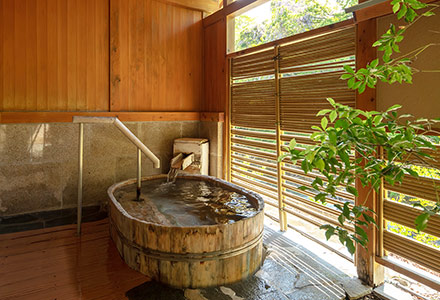 Wooden barrel bath